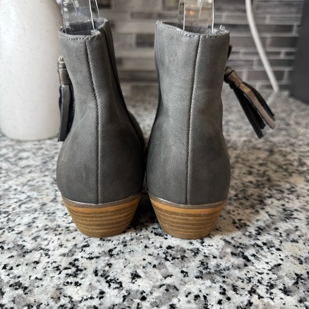 Tucker + Tate NWT Girls Gray Ankle Boots with Tassel Detail Size 3